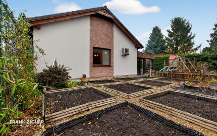 Predávame rodinný dom s garážou a pekným pozemkom v uzavretom kondomíniu v Miloslavove