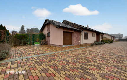 Predávame rodinný dom s garážou a pekným pozemkom v uzavretom kondomíniu v Miloslavove