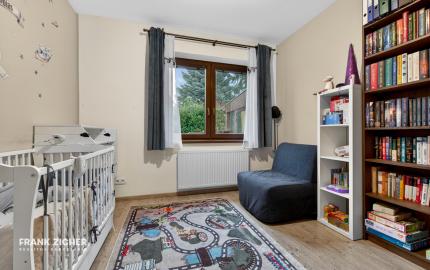 Predávame rodinný dom s garážou a pekným pozemkom v uzavretom kondomíniu v Miloslavove