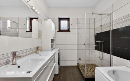 Predávame rodinný dom s garážou a pekným pozemkom v uzavretom kondomíniu v Miloslavove