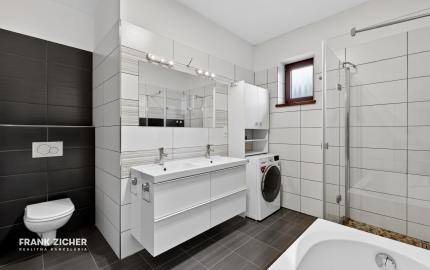 Predávame rodinný dom s garážou a pekným pozemkom v uzavretom kondomíniu v Miloslavove