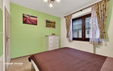 Predávame rodinný dom s garážou a pekným pozemkom v uzavretom kondomíniu v Miloslavove