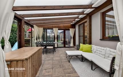 Predávame rodinný dom s garážou a pekným pozemkom v uzavretom kondomíniu v Miloslavove