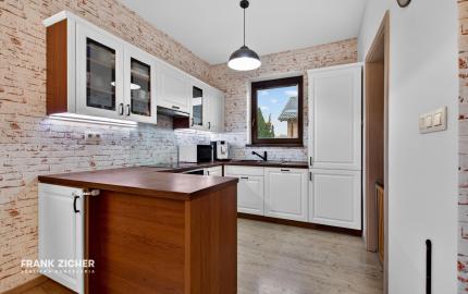 Predávame rodinný dom s garážou a pekným pozemkom v uzavretom kondomíniu v Miloslavove