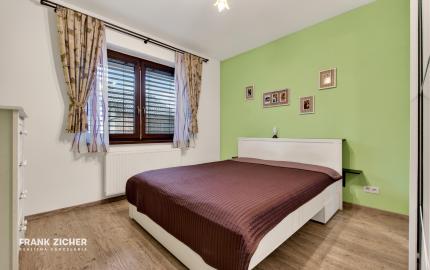 Predávame rodinný dom s garážou a pekným pozemkom v uzavretom kondomíniu v Miloslavove