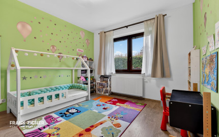 Predávame rodinný dom s garážou a pekným pozemkom v uzavretom kondomíniu v Miloslavove