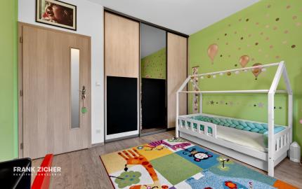 Predávame rodinný dom s garážou a pekným pozemkom v uzavretom kondomíniu v Miloslavove