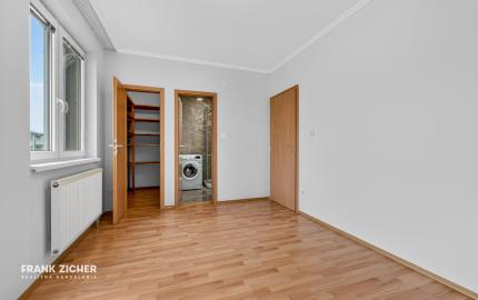 Predávame priestranný 2.izbový byt (možnosť úpravy na 3.i) s balkónom, lodžiou a parkovaním v Dúbravke