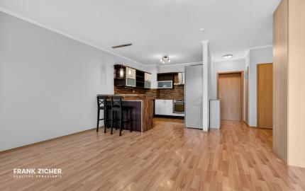 Predávame priestranný 2.izbový byt (možnosť úpravy na 3.i) s balkónom, lodžiou a parkovaním v Dúbravke