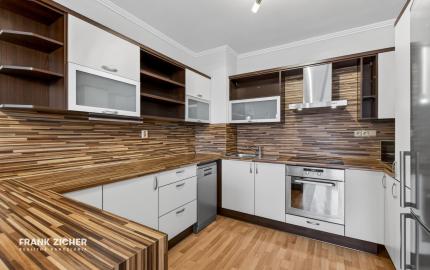 Predávame priestranný 2.izbový byt (možnosť úpravy na 3.i) s balkónom, lodžiou a parkovaním v Dúbravke