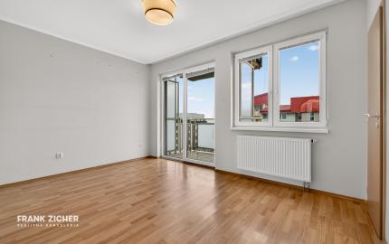 Predávame priestranný 2.izbový byt (možnosť úpravy na 3.i) s balkónom, lodžiou a parkovaním v Dúbravke