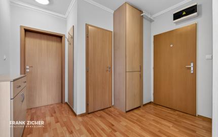 Predávame priestranný 2.izbový byt (možnosť úpravy na 3.i) s balkónom, lodžiou a parkovaním v Dúbravke