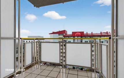 Predávame priestranný 2.izbový byt (možnosť úpravy na 3.i) s balkónom, lodžiou a parkovaním v Dúbravke