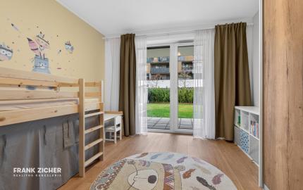 Predávame atraktívny 3 izbový byt s 2 kúpeľňami a veľkou predzáhradkou, Slnečnice – Viladomy