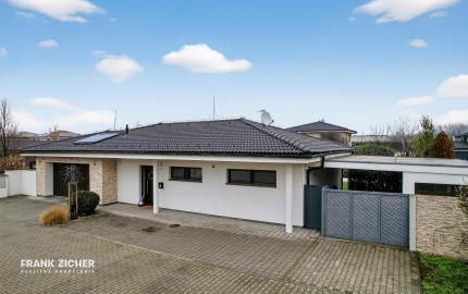 Predávame moderný  bungalov s bazénom v Rusovciach