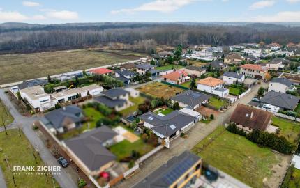 Predávame moderný  bungalov s bazénom v Rusovciach