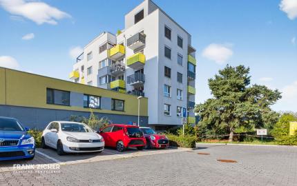 Prenajímame veľký 2 izbový byt so záhradkou (23 m2) a parkovacím státím v Dúbravke