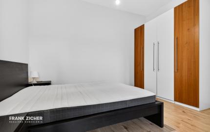 Prenajímame veľký 2 izbový byt so záhradkou (23 m2) a parkovacím státím v Dúbravke