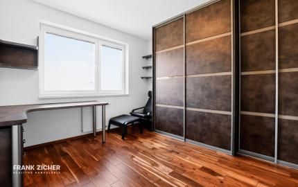 Prenajímame kvalitne zariadený, veľkometrážny byt s parkovaním na Kadnárovej ulici