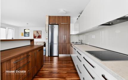 Prenajímame kvalitne zariadený, veľkometrážny byt s parkovaním na Kadnárovej ulici