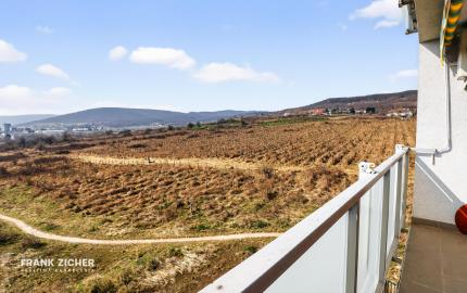 Prenajímame kvalitne zariadený, veľkometrážny byt s parkovaním na Kadnárovej ulici