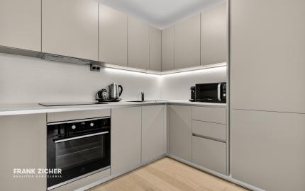 Prenajímame  2i byt s výhľadom na Dunaj a parkovacím státím, EUROVEA TOWER