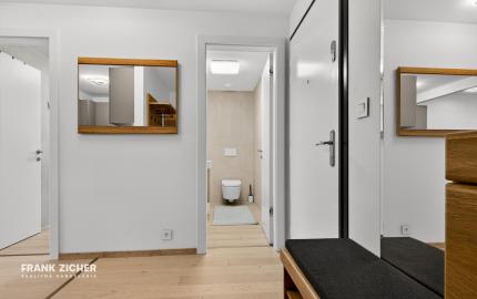 Prenajímame  2i byt s výhľadom na Dunaj a parkovacím státím, EUROVEA TOWER