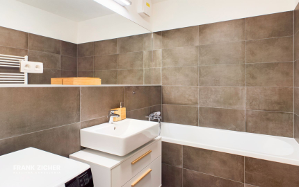 Prenajímame priestranný byt na Seberíniho ulici s parkovacím miestom v garáži