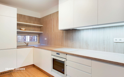 Prenajímame priestranný byt na Seberíniho ulici s parkovacím miestom v garáži