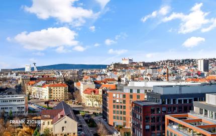 Predávame 2. izbový byt v projekte SKY PARK na 11. podlaží so západnou orientáciou a výhľadmi na hrad