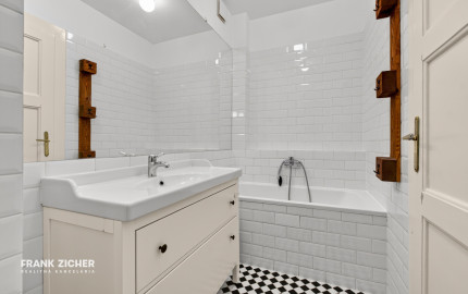 Predávame rekonštruovaný 3-izbový byt s lodžiou v obľúbenej lokalite Starého mesta, Belopotockého ul.