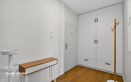 Prenajímame priestranný byt na Seberíniho ulici s parkovacím miestom v garáži