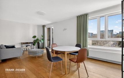 Prenajímame priestranný byt na Seberíniho ulici s parkovacím miestom v garáži