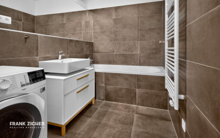 Prenajímame priestranný byt na Seberíniho ulici s parkovacím miestom v garáži