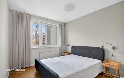 Prenajímame priestranný byt na Seberíniho ulici s parkovacím miestom v garáži