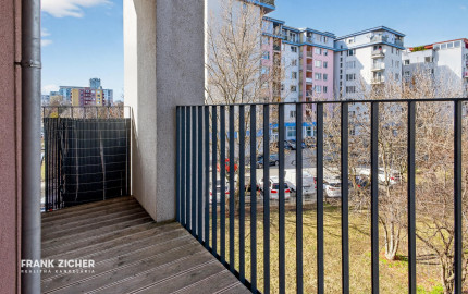 Prenajímame priestranný byt na Seberíniho ulici s parkovacím miestom v garáži