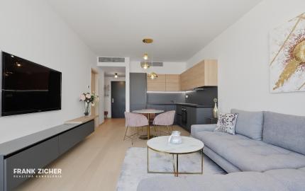 Predávame dizajnový 2i byt s výhľadom na hrad a panoramu Starého mesta, VEŽA 1 SKY PARK