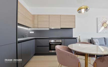 Predávame dizajnový 2i byt s výhľadom na hrad a panoramu Starého mesta, VEŽA 1 SKY PARK