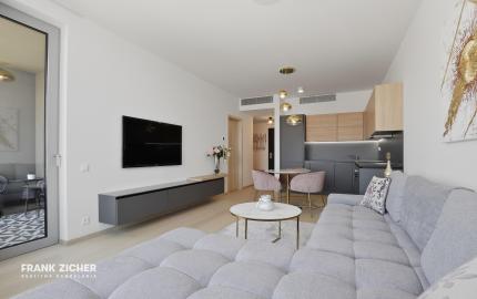 Predávame dizajnový 2i byt s výhľadom na hrad a panoramu Starého mesta, VEŽA 1 SKY PARK