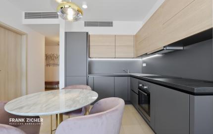 Predávame dizajnový 2i byt s výhľadom na hrad a panoramu Starého mesta, VEŽA 1 SKY PARK