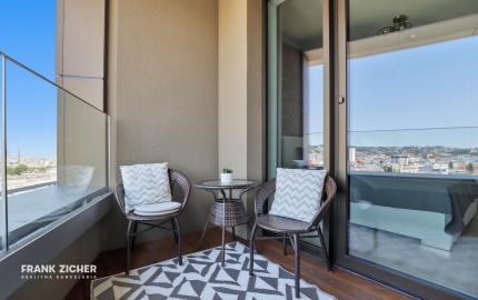 Predávame dizajnový 2i byt s výhľadom na hrad a panoramu Starého mesta, VEŽA 1 SKY PARK