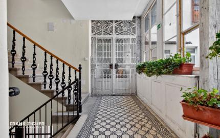 Predávame 2,5-izbový byt po kompletnej rekonštrukcii v Starom meste orientovaný do vnútrobloku s možnosťou parkovania