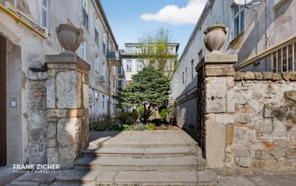 Predávame 2,5-izbový byt po kompletnej rekonštrukcii v Starom meste orientovaný do vnútrobloku s možnosťou parkovania