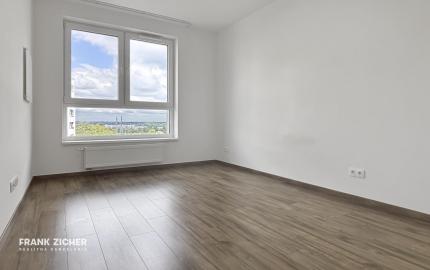 Prenajímame 3-izbový byt na ulici Pri Hrubej lúke s parkovacím miestom v garáži, domáci miláčikovia sú vítaní