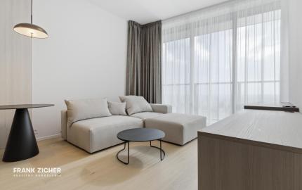 Prenajímame dizajnový 2-izbový byt na 35.poschodí v EUROVEA TOWER