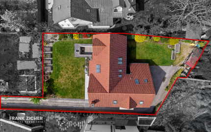 Predávame priestranný rodinný dom s pekným pozemkom v centrálnej lokalite Záhorskej Bystrice