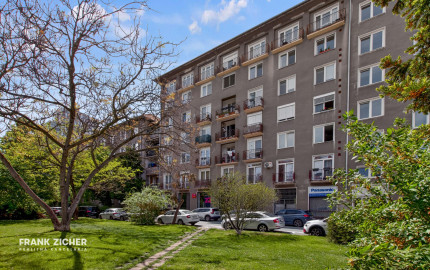 Predávame architektonický unikát v srdci 500 bytov: Kde sa betón stretáva so svetlom
