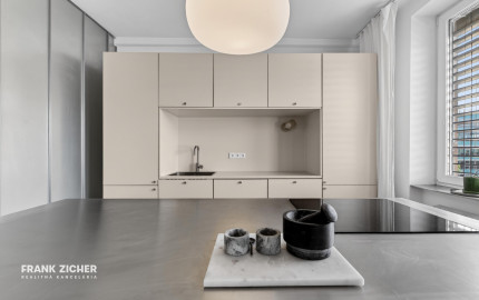 Predávame architektonický unikát v srdci 500 bytov: Kde sa betón stretáva so svetlom