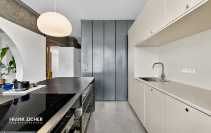 Predávame architektonický unikát v srdci 500 bytov: Kde sa betón stretáva so svetlom