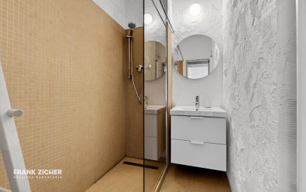 Predávame architektonický unikát v srdci 500 bytov: Kde sa betón stretáva so svetlom